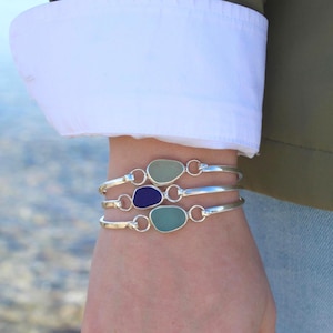 Pulsera rígida con bisagra de plata de ley y auténtico cristal marino: elige tu color.