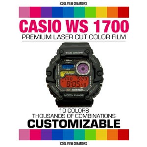 Puede incluir: Reloj Casio WS 1700 negro con una pantalla digital que muestra la hora. El reloj tiene una caja negra y varios botones. La imagen incluye el texto "Premium Laser Cut Color Film" y "Personalizable".