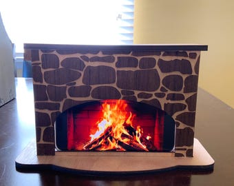 Puede incluir: Una chimenea de madera con una fachada de piedra y una imagen digital de un fuego en su interior. La chimenea es marrón y tiene una base redondeada.