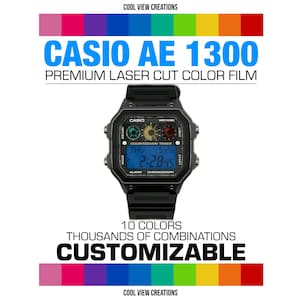 Könnte beinhalten: Schwarze Casio AE 1300 Digitaluhr mit blauem Digitaldisplay. Das Zifferblatt zeigt die Uhrzeit, den Tag und das Datum an. Das Bild enthält den Text "CASIO AE 1300" und "ANPASSBAR".