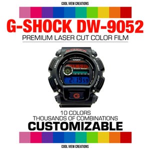 Può includere: Orologio G-Shock DW-9052 nero con display digitale che mostra l'ora. L'orologio ha una lunetta nera con dettagli rossi ed è etichettato "G-SHOCK". L'immagine include il testo "Premium Laser Cut Color Film" e "Personalizzabile".