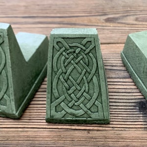 Celtic Knot Pot Feet in Moss (Green)