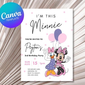 Puede incluir: Una invitación de cumpleaños rosa y blanca con una ilustración de Minnie Mouse y Daisy Duck. La invitación dice "Soy esta Minnie" y "Estás invitado a la fiesta de cumpleaños de Peyton, 3 años". La fecha es el domingo 15 de agosto a la 1 pm. La dirección es 125 Mouse Lane, Anaheim, CA. RSVP a Ashley al 555-555-5555.