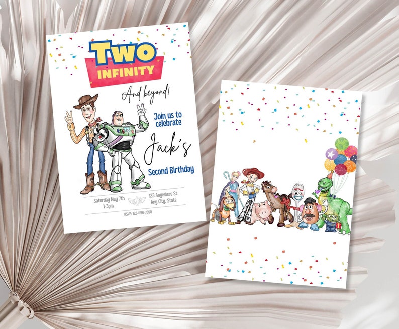 Op de afbeelding: Een kleurrijke uitnodiging voor een tweede verjaardagsfeest met een Toy Story-thema. De uitnodiging toont Woody en Buzz Lightyear uit de film. De tekst op de uitnodiging luidt "Two Infinity and beyond! Join us to celebrate Jack's Second Birthday".