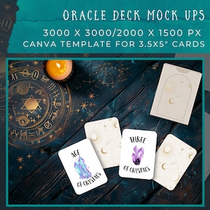 Puede incluir: Maqueta de tres cartas de oráculo con un tema celestial. Las cartas presentan ilustraciones de cristales y lunas sobre un fondo blanco con detalles dorados. Las cartas están dispuestas sobre una superficie de madera azul oscuro con un diseño de círculo dorado.