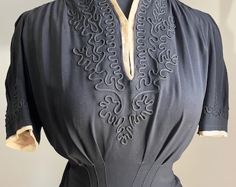 Vestido de crepe preto dos anos 1940 com soutache e acabamento em marfim