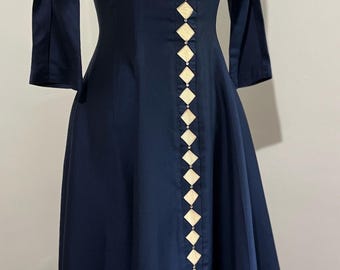 Vestido azul marinho dos anos 1950 com detalhes em marfim