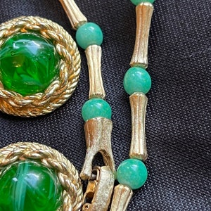 Vintage Heavy Peking Glass or Jade Matte Gold Necklace w/ Green Swirled Gripoix Glass Cabochon Clip on Earrings Set unique elegant bild 4