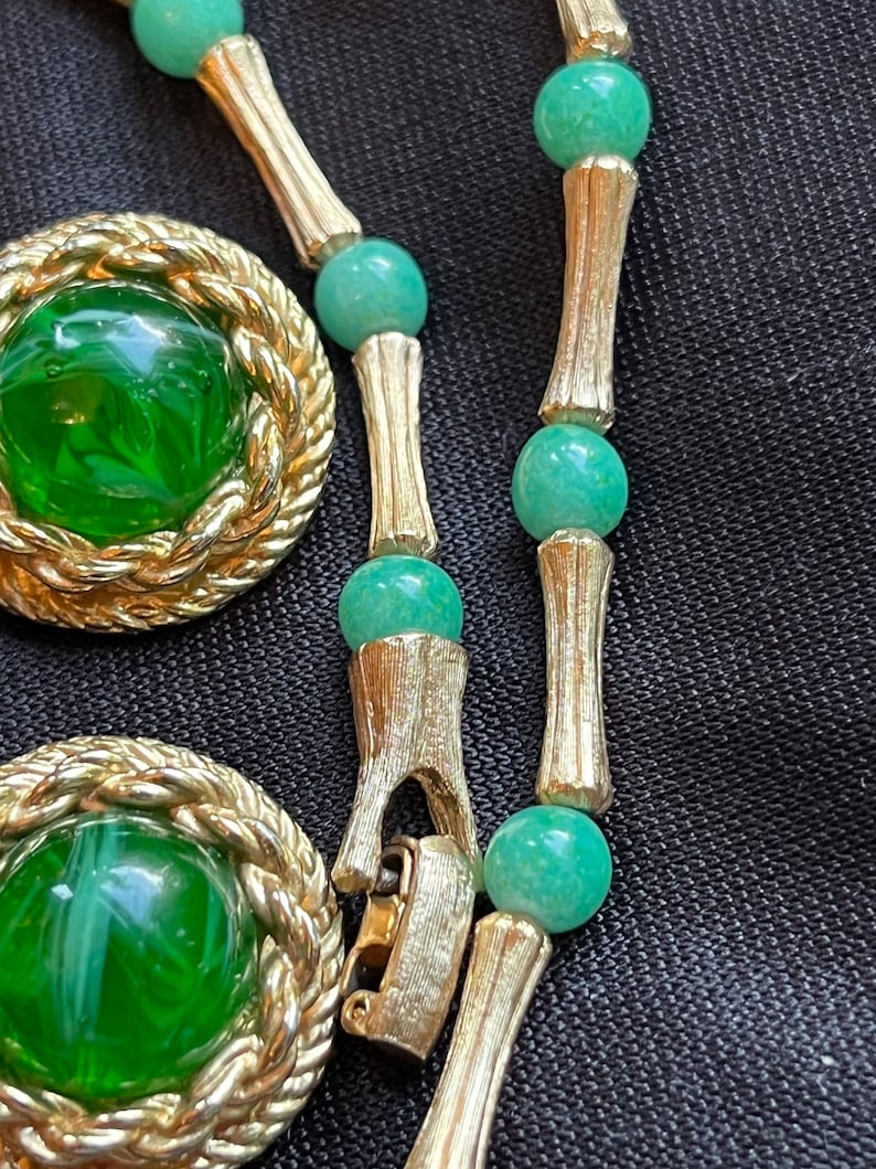 Vintage Heavy Peking Glass or Jade Matte Gold Necklace w/ Green Swirled Gripoix Glass Cabochon Clip on Earrings Set unique elegant bild 4