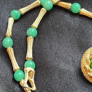 Vintage Heavy Peking Glass or Jade Matte Gold Necklace w/ Green Swirled Gripoix Glass Cabochon Clip on Earrings Set unique elegant bild 6