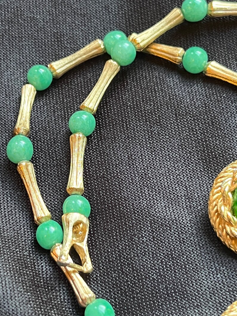 Vintage Heavy Peking Glass or Jade Matte Gold Necklace w/ Green Swirled Gripoix Glass Cabochon Clip on Earrings Set unique elegant bild 6