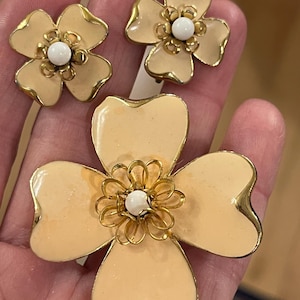 Vintage designer ART Arthur Pepper dogwood flower peach enamel brooch matching clip on earrings set unique mid century modern
