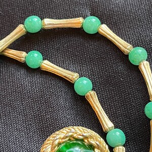 Vintage Heavy Peking Glass or Jade Matte Gold Necklace w/ Green Swirled Gripoix Glass Cabochon Clip on Earrings Set unique elegant bild 5