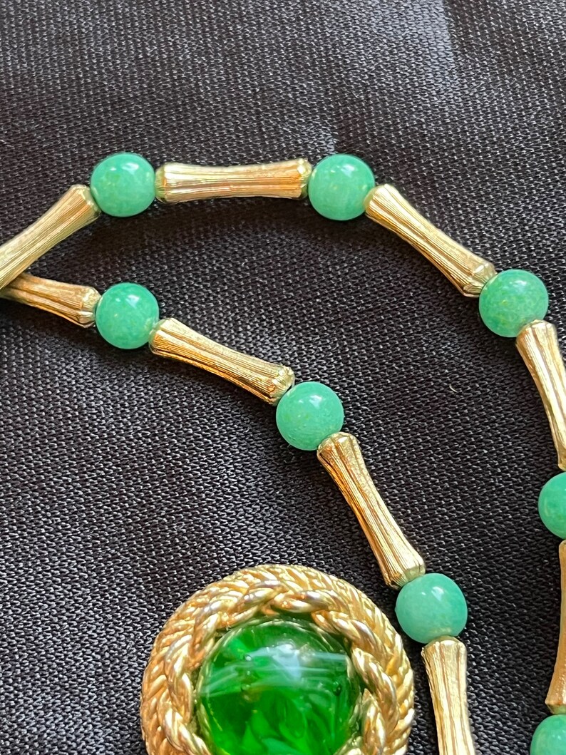 Vintage Heavy Peking Glass or Jade Matte Gold Necklace w/ Green Swirled Gripoix Glass Cabochon Clip on Earrings Set unique elegant bild 5