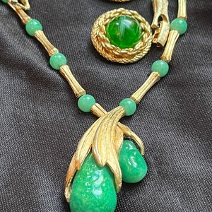 Vintage Heavy Peking Glass or Jade Matte Gold Necklace w/ Green Swirled Gripoix Glass Cabochon Clip on Earrings Set unique elegant bild 7