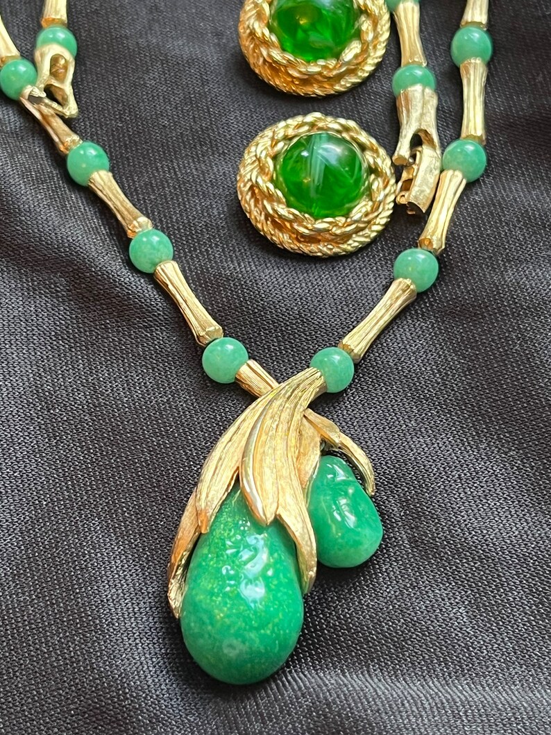 Vintage Heavy Peking Glass or Jade Matte Gold Necklace w/ Green Swirled Gripoix Glass Cabochon Clip on Earrings Set unique elegant bild 7