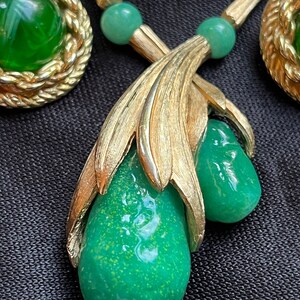 Vintage Heavy Peking Glass or Jade Matte Gold Necklace w/ Green Swirled Gripoix Glass Cabochon Clip on Earrings Set unique elegant bild 2