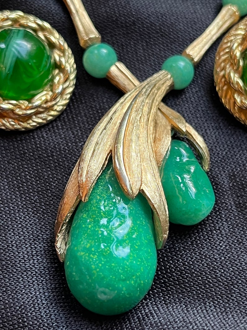 Vintage Heavy Peking Glass or Jade Matte Gold Necklace w/ Green Swirled Gripoix Glass Cabochon Clip on Earrings Set unique elegant bild 2