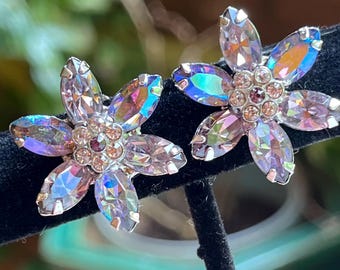 Vintage Weiss prong set faceted lilac light purple crystal rhinestone flower clip on earrings 1” sparkly unique