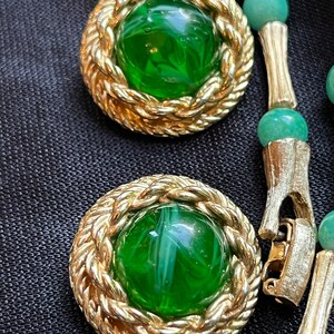 Vintage Heavy Peking Glass or Jade Matte Gold Necklace w/ Green Swirled Gripoix Glass Cabochon Clip on Earrings Set unique elegant bild 3