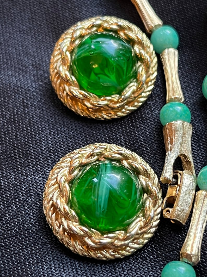 Vintage Heavy Peking Glass or Jade Matte Gold Necklace w/ Green Swirled Gripoix Glass Cabochon Clip on Earrings Set unique elegant bild 3