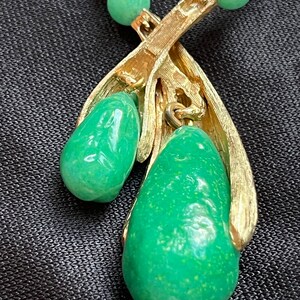 Vintage Heavy Peking Glass or Jade Matte Gold Necklace w/ Green Swirled Gripoix Glass Cabochon Clip on Earrings Set unique elegant bild 9