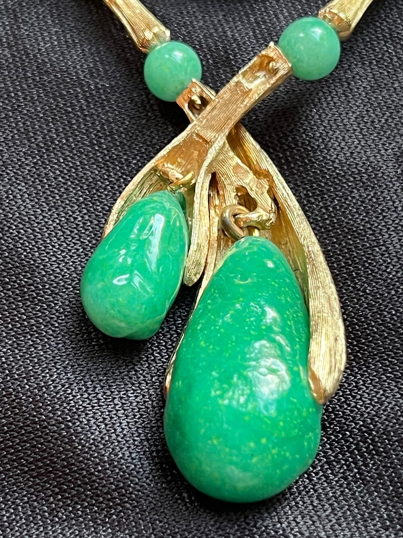 Vintage Heavy Peking Glass or Jade Matte Gold Necklace w/ Green Swirled Gripoix Glass Cabochon Clip on Earrings Set unique elegant bild 9