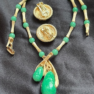Vintage Heavy Peking Glass or Jade Matte Gold Necklace w/ Green Swirled Gripoix Glass Cabochon Clip on Earrings Set unique elegant bild 8