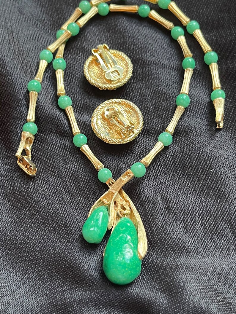 Vintage Heavy Peking Glass or Jade Matte Gold Necklace w/ Green Swirled Gripoix Glass Cabochon Clip on Earrings Set unique elegant bild 8
