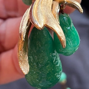 Vintage Heavy Peking Glass or Jade Matte Gold Necklace w/ Green Swirled Gripoix Glass Cabochon Clip on Earrings Set unique elegant bild 10