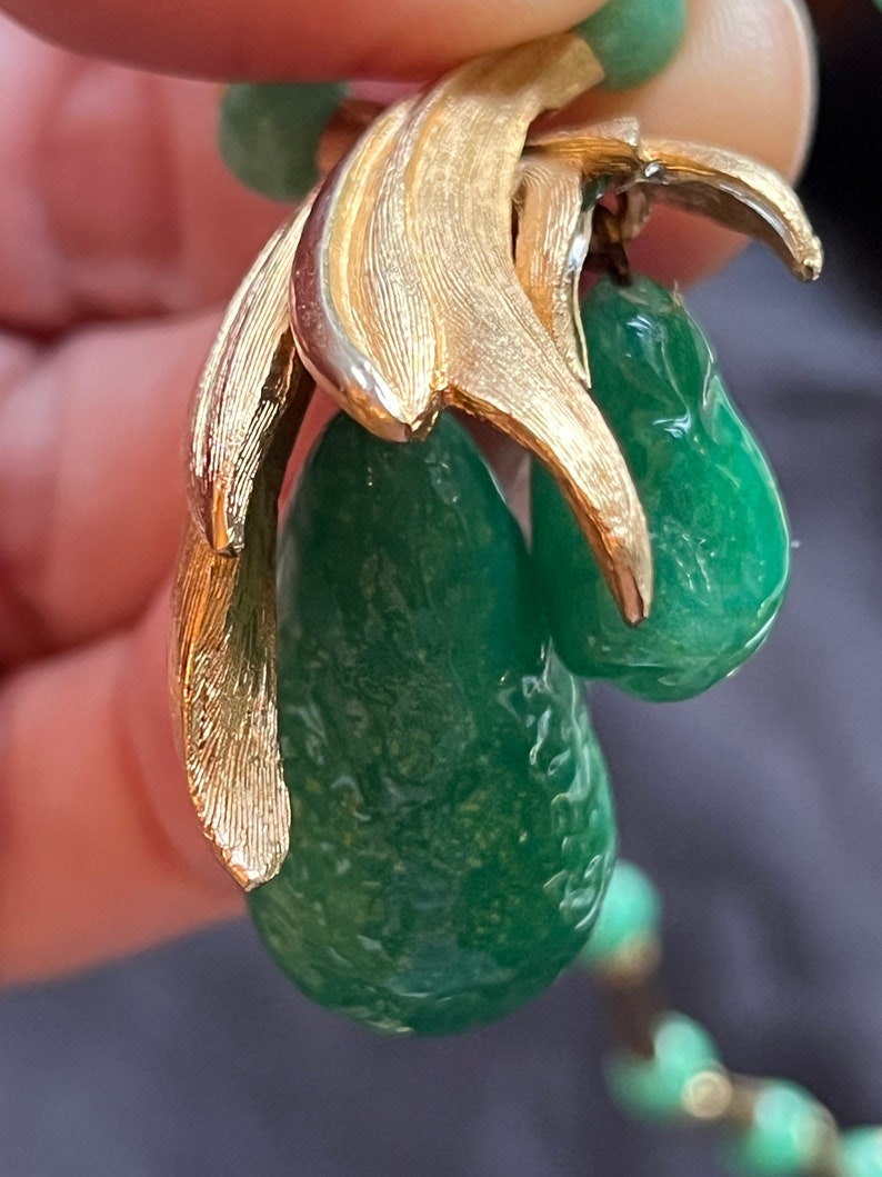 Vintage Heavy Peking Glass or Jade Matte Gold Necklace w/ Green Swirled Gripoix Glass Cabochon Clip on Earrings Set unique elegant bild 10