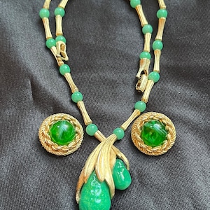 Vintage Heavy Peking Glass or Jade Matte Gold Necklace w/ Green Swirled Gripoix Glass Cabochon Clip on Earrings Set unique elegant bild 1