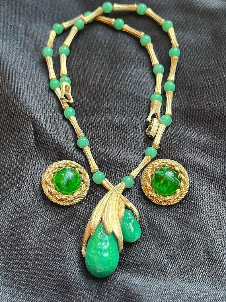 Vintage Heavy Peking Glass or Jade Matte Gold Necklace w/ Green Swirled Gripoix Glass Cabochon Clip on Earrings Set unique elegant bild 1