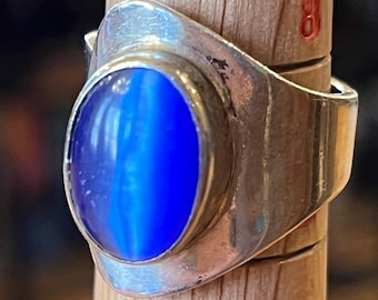 Vintage huge Taxco Mexico 925 Sterling blue glass cats eye Lindy star cabochon statement ring size 8.5 weighs over 13 grams almost 1” tall