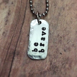 Sé valiente, collar inspirador, palabra del año, collar valiente, collar personalizado, collar de afirmación, collar de recuperación, sobrio