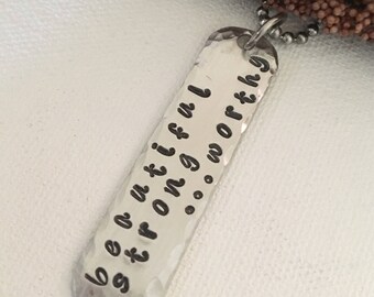 Bella forte e degno collana - collana Handstamped - affermazione collana - collana di recupero - autolesionismo mangiare disordine gioielli