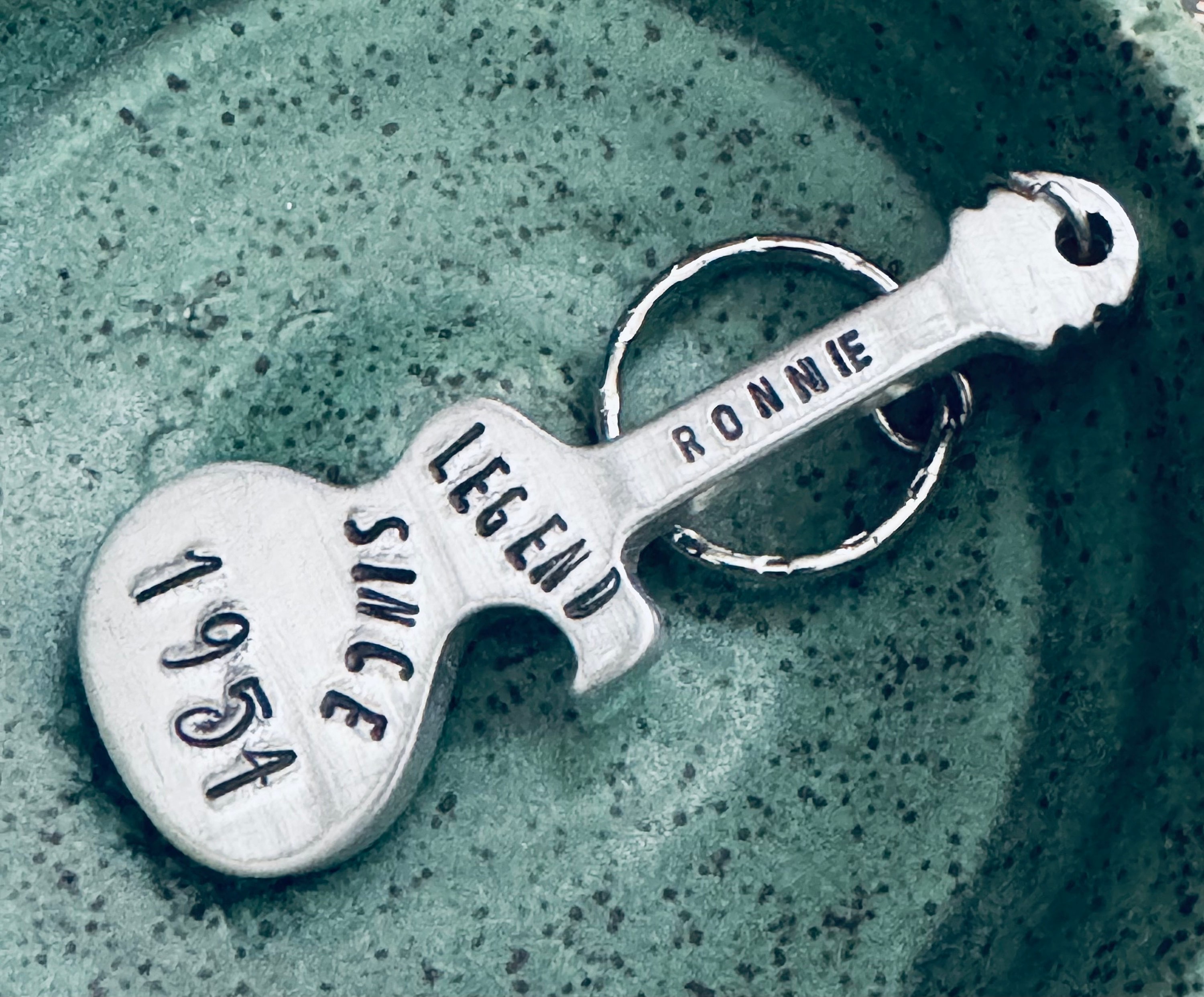 Sportigo ® Portachiavi per chitarra con apribottiglie in colore argento/apribottiglie ciondolo/musica musicista regalo papà idea regalo/keychain