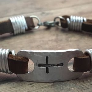 Kruis en datum armband, lederen Kruis armband, bevestiging armband, eerste communie armband, doopsel armband, religieuze gift armband