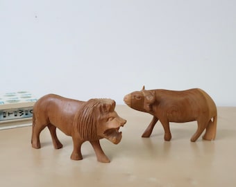 Figuras escultóricas vintage de león y toro de madera tallada