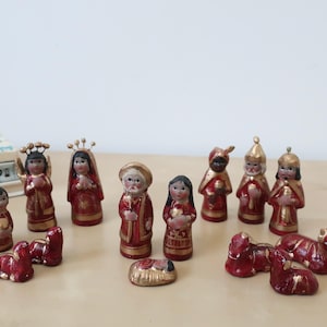 Vintage Mexican Folk Art Nacimiento 14 Piece Clay Nativity Figurines Red and Gold
