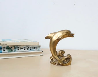 Figura de delfín de latón vintage