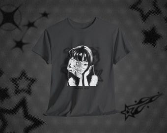 Grunge T-Shirt mit Tomie von Junji Ito, Unisex T-Shirt aus schwerer Baumwolle, Vintage Horror Manga Charakter Top, Retro Goth Shirt, Alternative 90er Jahre Kult