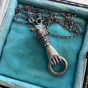 Viktorianische Hand , die Charmehalterringhalskettenanhänger - Handschmuck hält