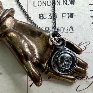 schedelketting - kleine rustieke schedel lakzegelketting bedel - memento mori - lakzegelsieraden - grillige sieraden