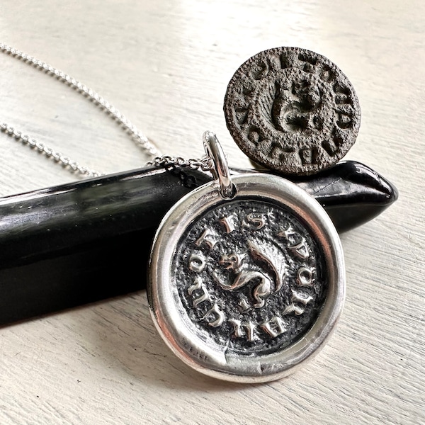 Colgante de collar con sello de cera de ardilla - I CRAKE NOTIS - Rompo nueces - joyería medieval con sello de cera