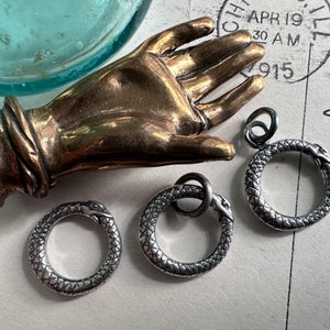 Collier ouroboros à breloque