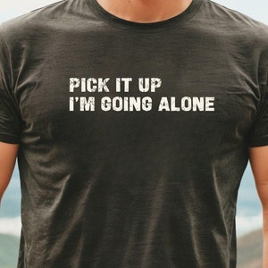 T-shirt Pick It Up I'm Going Alone, chemise Euchre, cadeau Euchre, jeu de cartes, joueur Euchre, t-shirt fantaisie unisexe à manches courtes en jersey