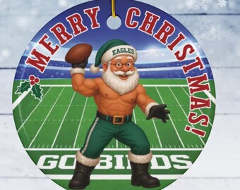 Vrolijk kerstfeest! Adelaarsornament, kerstman zonder shirt met voetbal