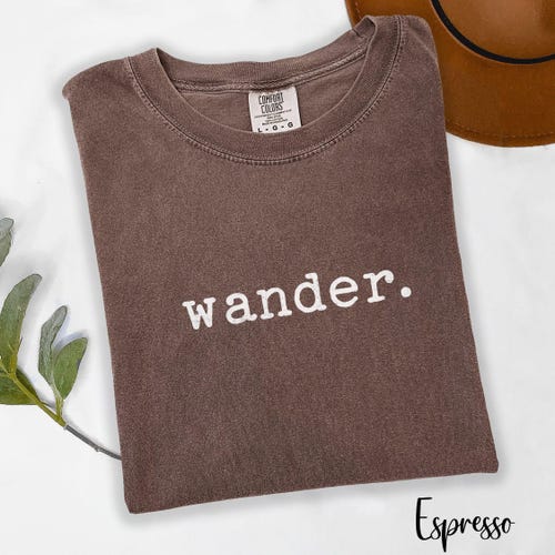 Camiseta Comfort Colors Wander, camiseta minimalista para viagem, camiseta de aventura, camiseta gráfica estética, presente para caminhantes, amantes da natureza, camiseta Explore Wanderlust