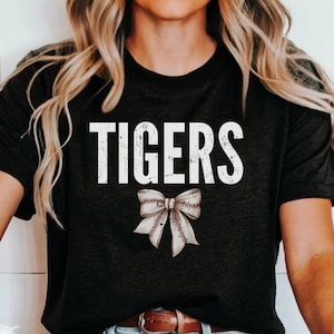 Camiseta unisex de los Tigres, camiseta gráfica de los Tigres, camiseta para fanáticos del béisbol, camiseta coqueta de los Tigres, ropa para el día del juego, regalo para fanáticos de los Tigres, camiseta de béisbol con lazo